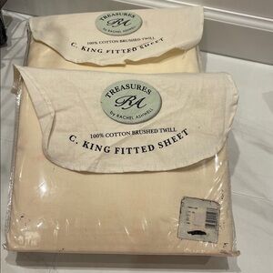 Very rare Rachel Ashwell treasurers
California King fitted sheet in ivory